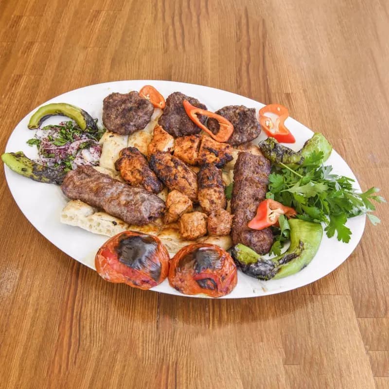 Afyonkarahisar geleneksel yemekleri — karışık ızgara tabağı